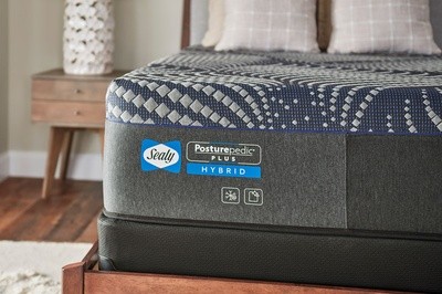 Closeup of a Posturepedic Plus on a Flat Foundation